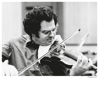 Violinist Itzhak Perlman playing